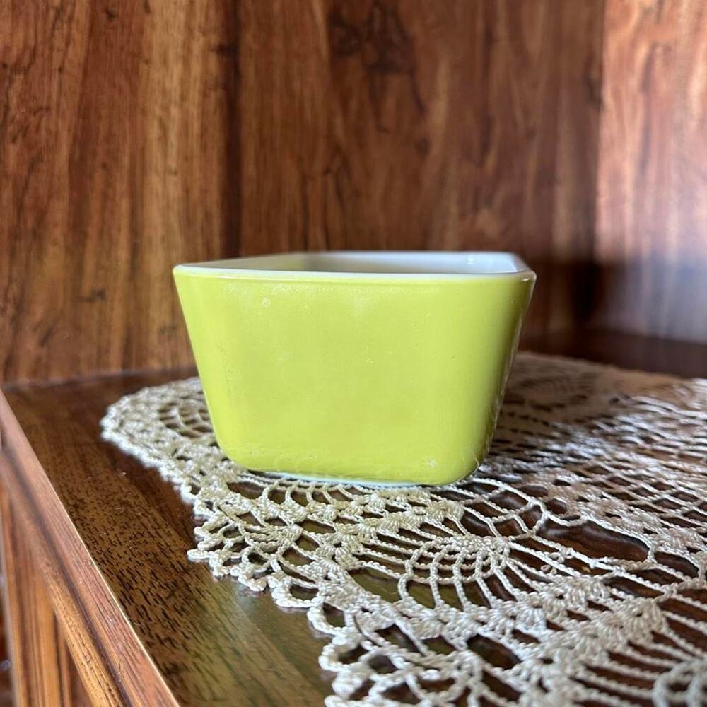 Vintage Pyrex Green 1.5 Pint Refrigerator Dish